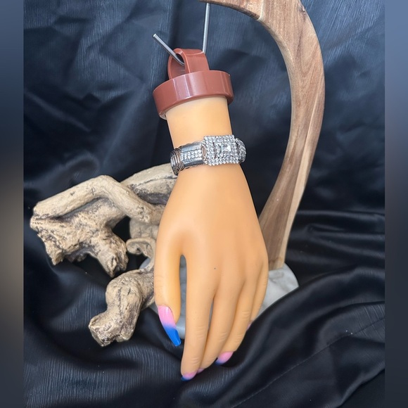 Shadow & silver Jewelry - Luxury Crystal Statement Bracelet – Elegant Silver-Tone Stretch Cuff